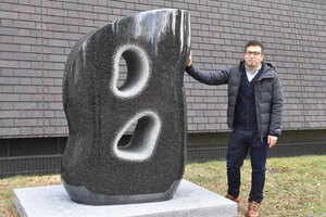 美術博物館前にモニュメント　石彫家の田村さん　苫小牧