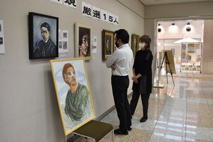 市民ら１４０人が絵画鑑賞 Ｙ＆Ｙ展　市民活動センターで