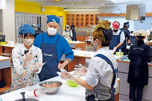 ハンバーグ作り手ほどき ＴＲＩＰＬＡＮＥの広田さん 早来学園で調理実習
