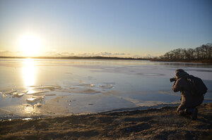 冬至　結氷のウトナイ湖、朝焼けに輝く　苫小牧