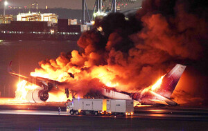 日航機、海保機と衝突炎上<br />
３７９人全員脱出、隊員５人死亡―東京・羽田空港