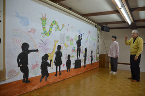 丹野由紀子さん８作目 双葉町総合福祉会館ステージに巨大壁画　大きな辰と子どもたち