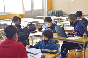 鵡川高生が先生役 高校で冬休み学習会 小学生の勉強サポート