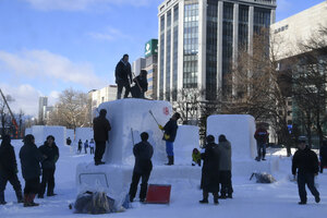 市民雪像制作も開始 来月４日開幕　さっぽろ雪まつり　大通公園に計７８基並ぶ
