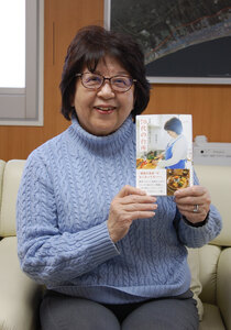 足立洋子さんが新刊　「さあ、なに食べよう？　７０代の台所」 自身のライフスタイルつづる