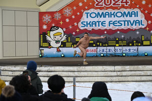 寒空のスケートまつりにとにかく明るい安村さん　苫小牧