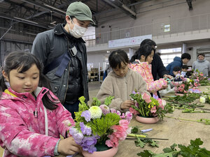 花々で桃の節句作品　苫花卸売市場で親子教室　苫小牧