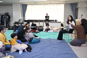 外国人が読み聞かせ 苫小牧市立中央図書館　「世界のお話広場」催す