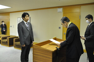 堀田新院長に辞令交付 市立病院人事、松岡氏は退任 「基幹病院として力尽くす」