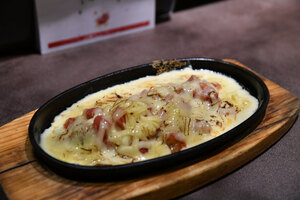 苫小牧 ＧＹＯＺＡ　 ＢＡＲ　鐵 イタリアンギョウザ 自家製ソースとたっぷりチーズ